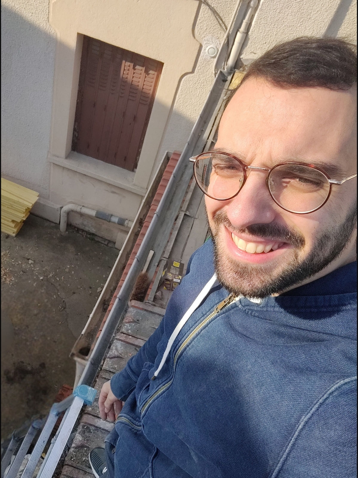 Corentin, fondateur de YOM, sur un chantier de toiture