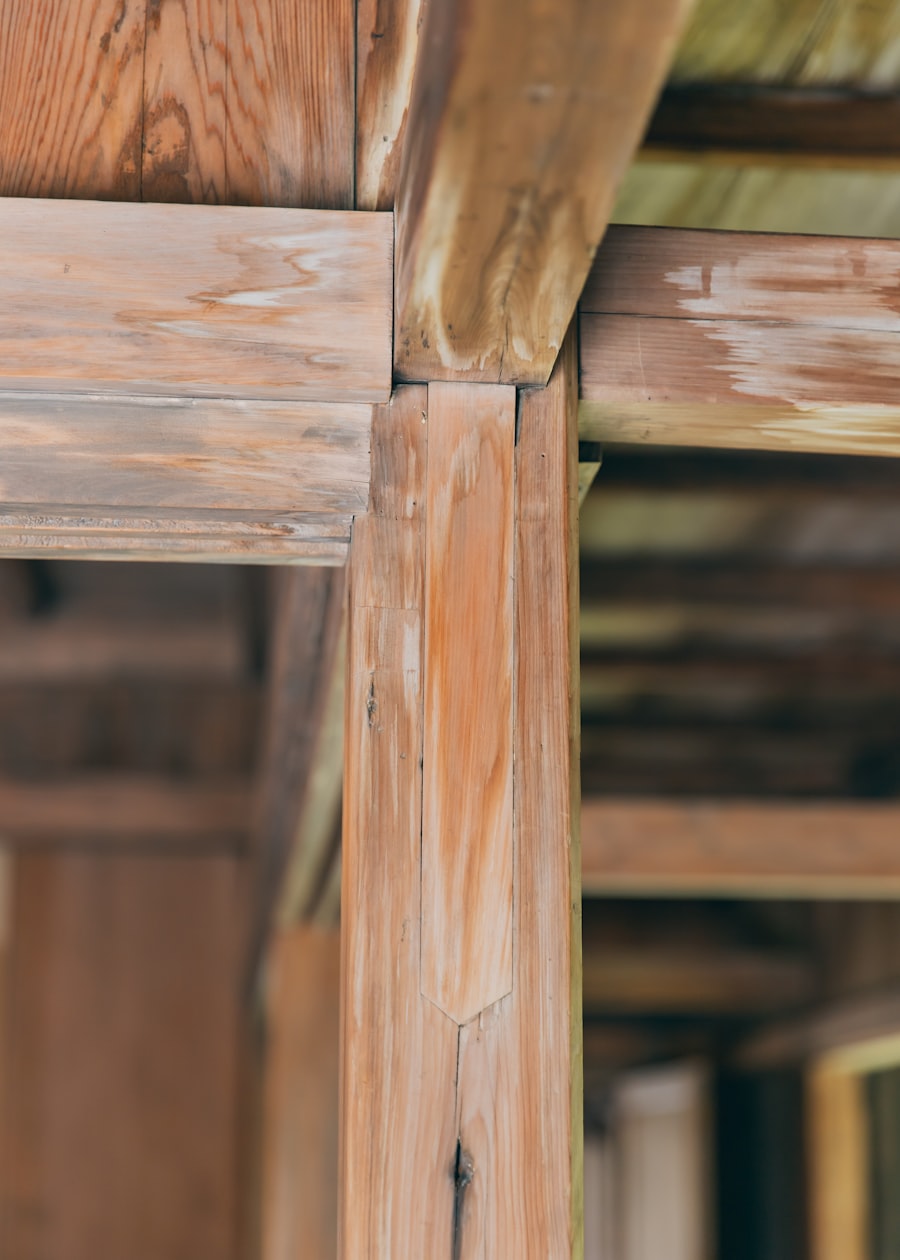 Assemblage de chevrons bois en gros plan — charpente traditionnelle, Renard Charpente à Rennes
