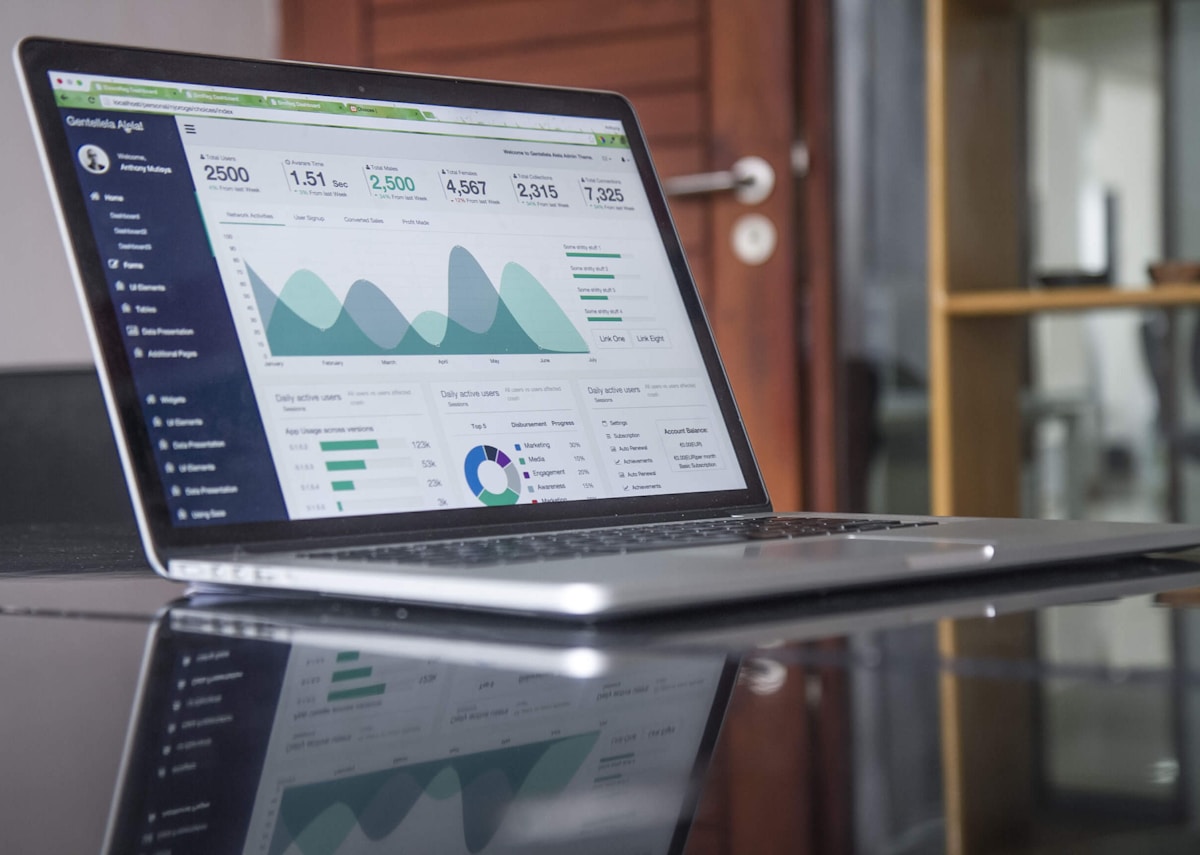 Laptop affichant un dashboard Google Ads avec graphiques de conversions et métriques de performance